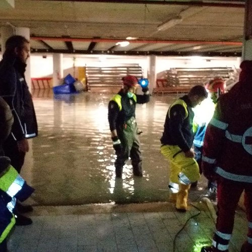 Mare penetra nei locali del Porto di Maiori: l'intervento dei volontari della Protezione Civile evita il peggio /Foto