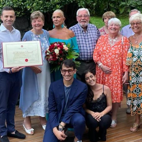 Marjorie Prescott habitué di Sorrento da 50 anni, la turista inglese premiata dal Sindaco Coppola 