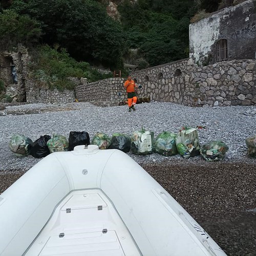 Massa Lubrense, rifiuti spiaggiati a Crappola: Amp Punta Campanella entra in azione contro l'inciviltà 