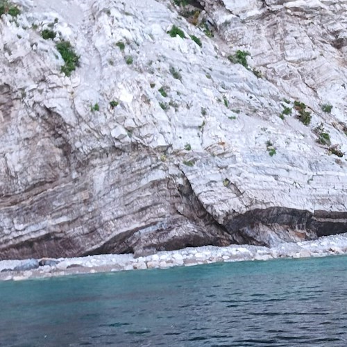 Massa Lubrense, rischio frane in località Le Mortelle: pericolo per bagnanti e diportisti 