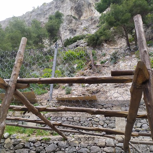 Massi e tronchi in bilico sulla "Longfellow" usata per bypassare la frana ad Amalfi, Laudano chiede di intervenire