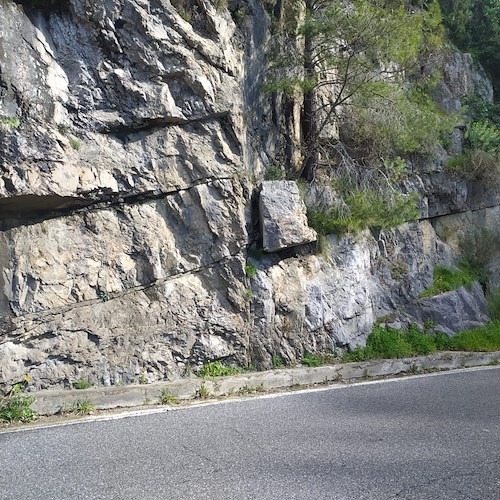 Masso in bilico a Positano, in località Laurito preoccupa lo stato di un costone roccioso non protetto da rete
