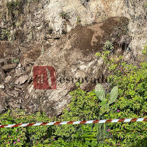 Masso rompe rete di protezione a Castiglione: detriti sulla Statale Amalfitana