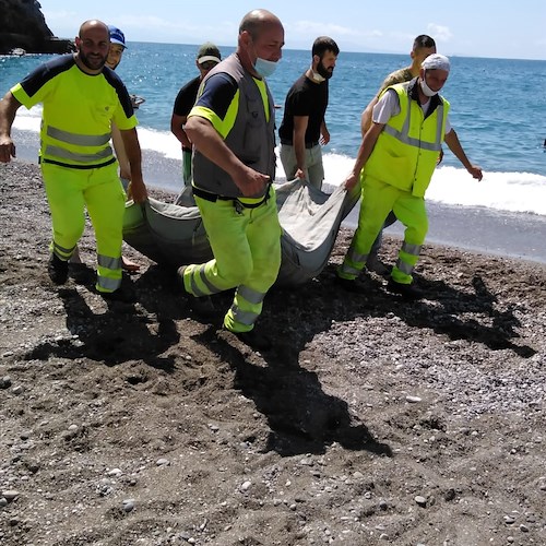 Materasso sulla spiaggia di Minori, Vicesindaco risponde ad articolo scandalistico di testata di Salerno