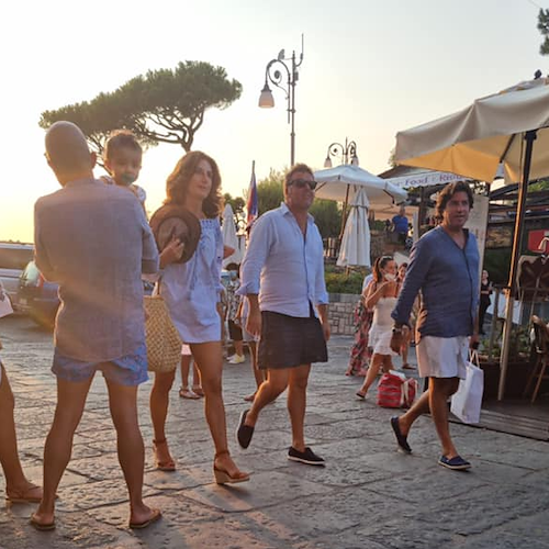 Matteo Renzi in vacanza a Sorrento, l'ex premier non passa inosservato 