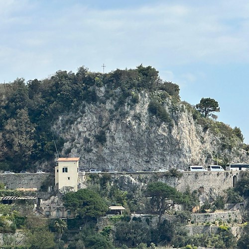 Mattinata di disagi in Costa d'Amalfi, ambulanza bloccata nel traffico sulla SS163 Amalfitana
