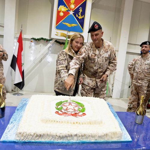 Meloni in Iraq, la premier in tenuta militare saluta i soldati: «La Patria è una madre» 