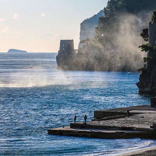 Mercoledì e giovedì allerta meteo per vento forte, possibili mareggiate in Costa d'Amalfi