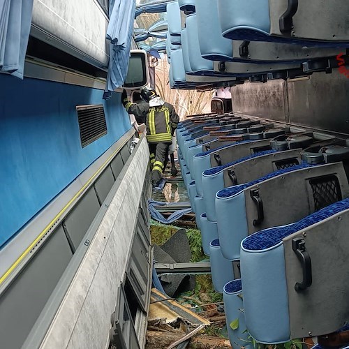 Messina, pullman finisce in una scarpata: a bordo c'erano 50 persone