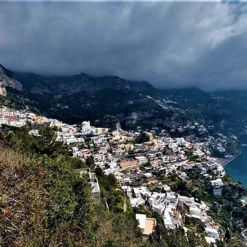 Meteo, torna l’allerta in Costa d’Amalfi: temporali intensi e vento forte dalla mezzanotte