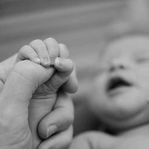 Miami, neonato rischia di morire di fame a causa di una dieta a base di latte di mandorle
