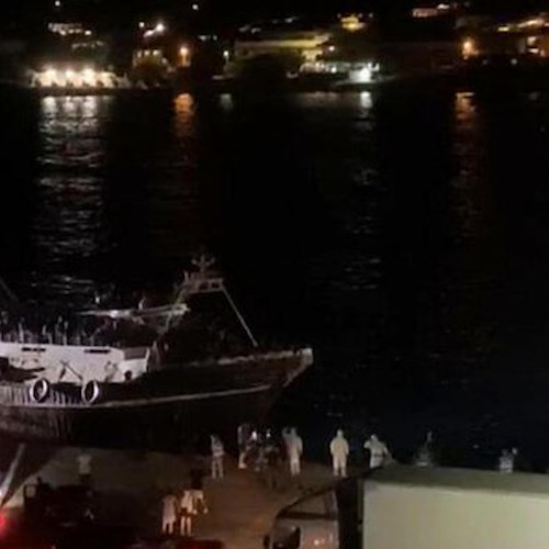 Migranti, 8 morti su barcone a Lampedusa: tra le vittime anche neonato, il cadavere gettato in acqua dalla mamma