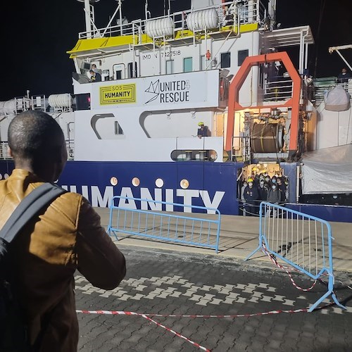 Migranti, Humanity 1: "A 35 persone viene ordinato di rimanere a bordo. Illegale e inaccettabile"