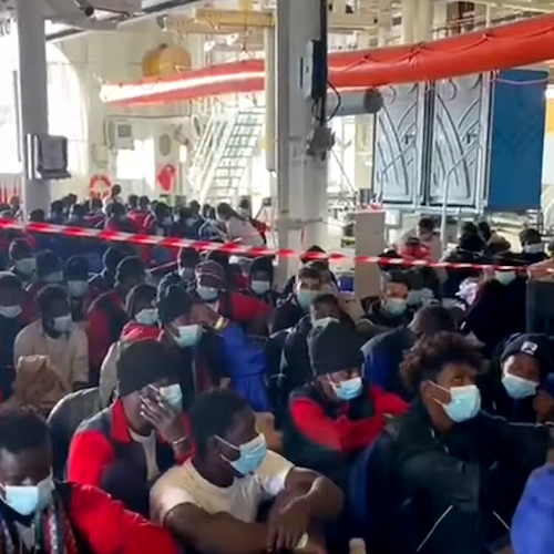 Migranti, la Geo Barents nel porto di Augusta: approdate 558 persone. Salvini: «Che il 2022 riporti dignità all'Italia»