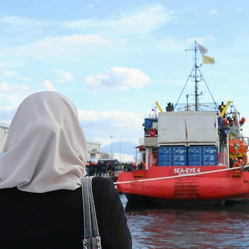 Migranti, Sea Eye 4 attracca nel porto Napoli: a bordo tre morti 