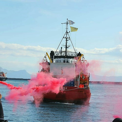 Migranti, Sea Eye 4 attracca nel porto Napoli: a bordo tre morti 