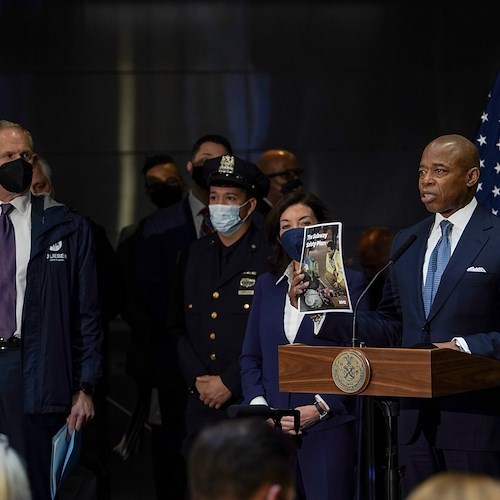 Migranti Usa, sindaci di New York e Chicago scrivono al governatore del Colorado