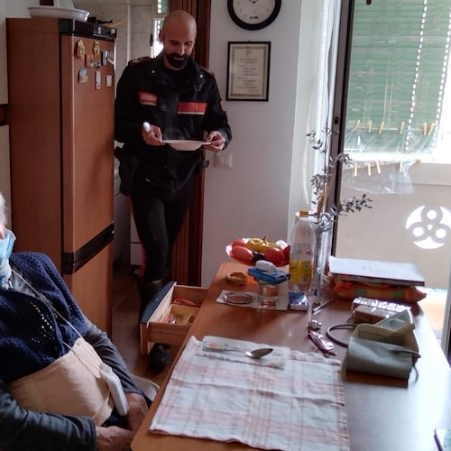 Milano, anziana sola chiama i carabinieri in lacrime: loro arrivano, la consolano e le preparano il pranzo 