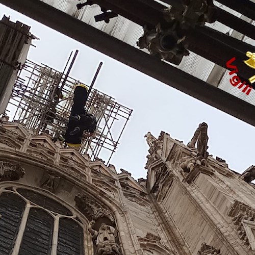 Milano, donna si frattura la caviglia su terrazza del Duomo: vigili del fuoco la calano da 70 metri 