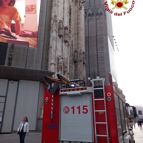 Milano, donna si frattura la caviglia su terrazza del Duomo: vigili del fuoco la calano da 70 metri 