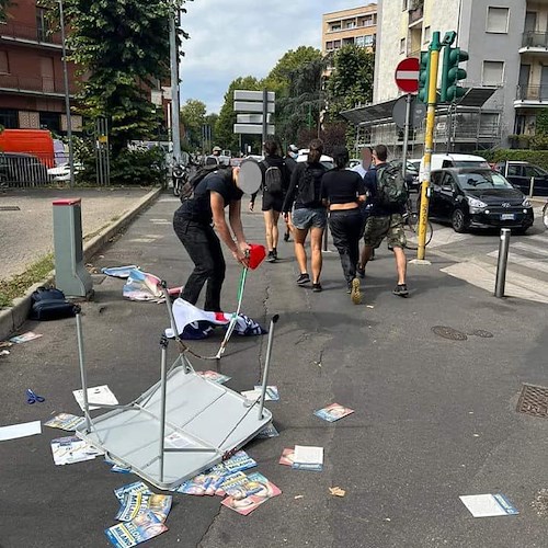 Milano, incappucciati vandalizzano gazebo di Fratelli d’Italia. Meloni: «Alle violenze contro di noi, risponderanno gli italiani alle urne»