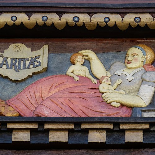 Milano, neonata trovata morta in un cassonetto. Direttore Caritas ambrosiana: "Dolore profondo"