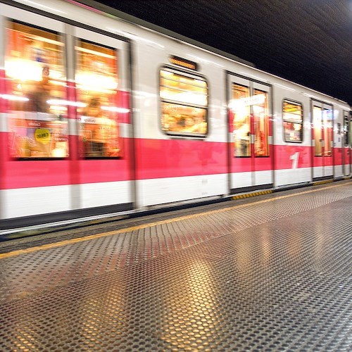 Milano, rischia di soffocare sulla metro per una pastiglia: salvato dall'agente di stazione Alessio