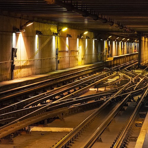 Milano, rischia di soffocare sulla metro per una pastiglia: salvato dall'agente di stazione Alessio