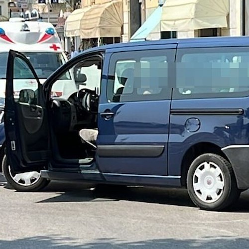 Minivan contro scooter a Maiori: sul posto ambulanza e polizia municipale / FOTO 