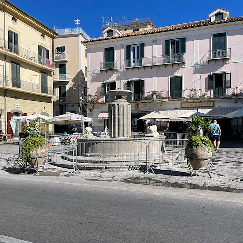 Minori: lavori sospesi alla Fontana dei Leoni. Parla l’ex sindaco Lembo: «Un piccolo gioiello sfregiato. Un disastro!»