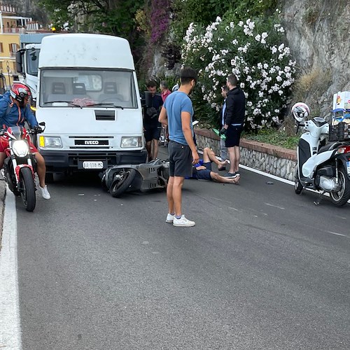 Minori, scooter scivola e impatta contro furgone: un ferito 