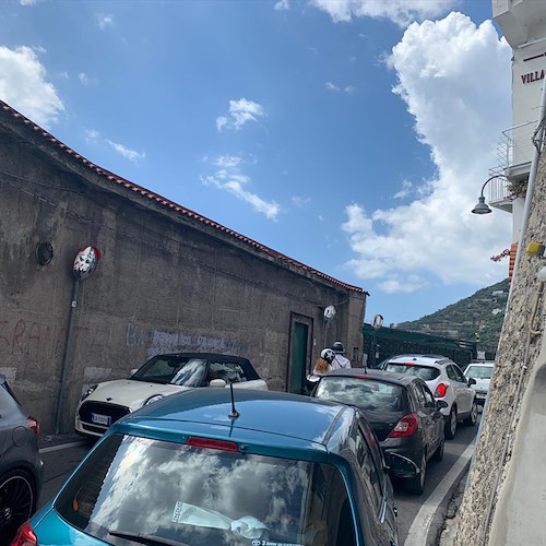 Minori: traffico in tilt a Torre Paradiso in un martedì di agosto, tra ordinanze inefficaci e gallerie discutibili