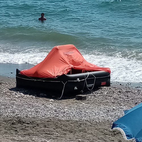 Misteriosa zattera rinvenuta in spiaggia a Salerno: indagini in corso / FOTO