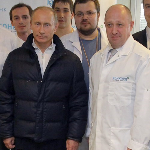 Prigozhin con Putin in una visita di quando il capo della Wagner si occupava del catering della difesa russa<br />&copy; Commons Wikimedia