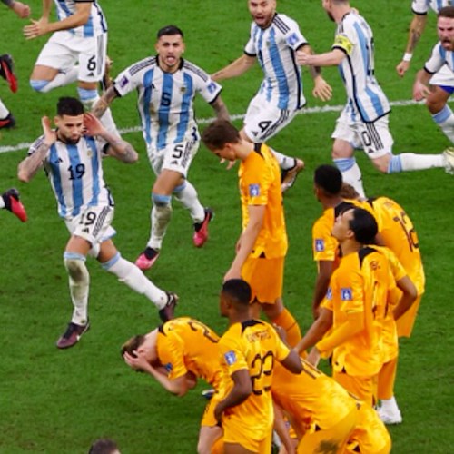 Mondiali, l'Argentina vince ai rigori ed esulta in faccia all'Olanda: la foto è virale 