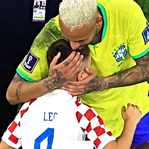 Mondiali, Neymar in lacrime dopo l'eliminazione del Brasile: il figlio di Perisic va a consolarlo