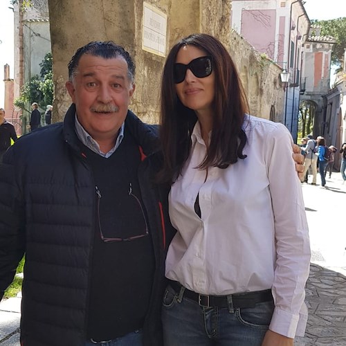 Monica Bellucci in Costiera Amalfitana: l’attrice segue la figlia Deva Cassell per lo spot di Dolce & Gabbana /Foto