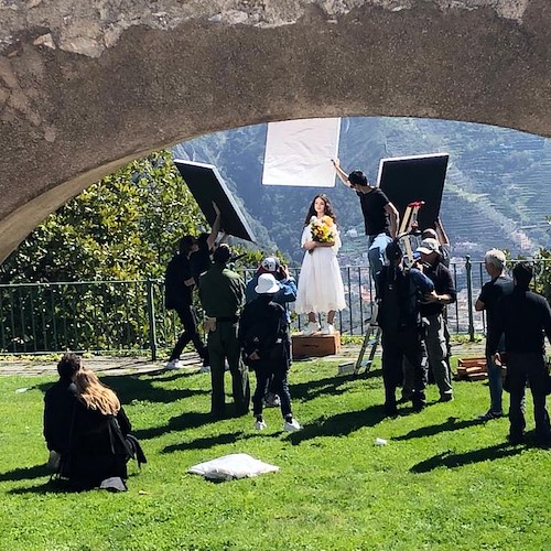 Monica Bellucci in Costiera Amalfitana: l’attrice segue la figlia Deva Cassell per lo spot di Dolce & Gabbana /Foto