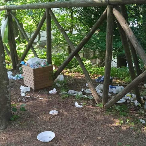 Monte Faito, area picnic tra incuria e rifiuti abbandonati nel verde