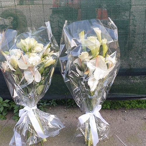 Fiori davanti cantiere Esselunga a Firenze<br />&copy; pagina FB Bombardieri, sg UIL