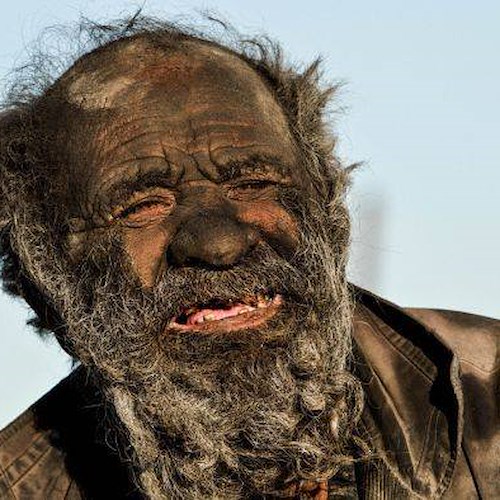Morto all'età di 94 anni Amou Haji, l'uomo più sporco del mondo: non si lavava dal 1954