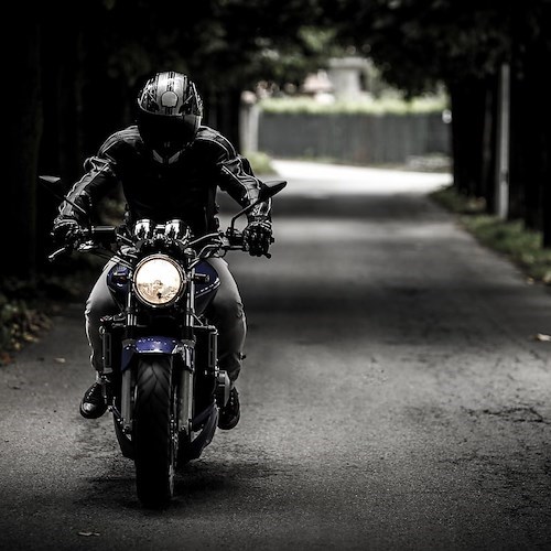 Motociclista di 22 anni recupera uso della mano dopo 8 ore di intervento