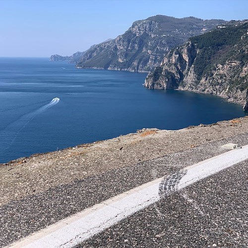Muretto di protezione abbattuto tra Positano e Vico Equense [FOTO e VIDEO]