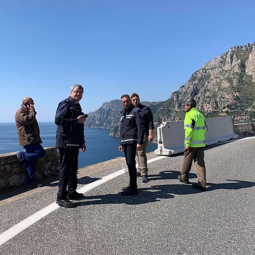 Muretto di protezione abbattuto tra Positano e Vico Equense [FOTO e VIDEO]
