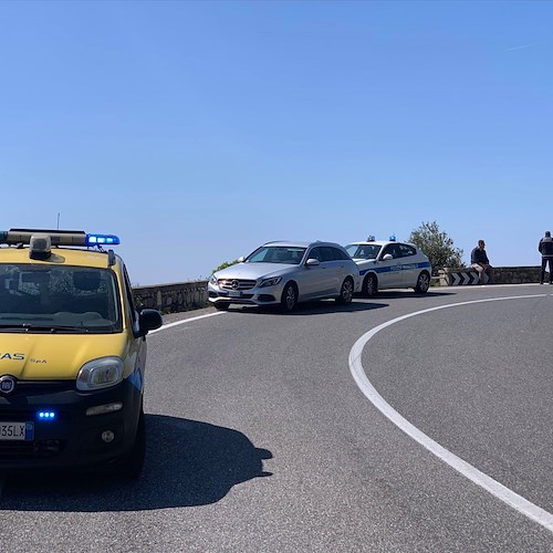 Muretto di protezione abbattuto tra Positano e Vico Equense [FOTO e VIDEO]
