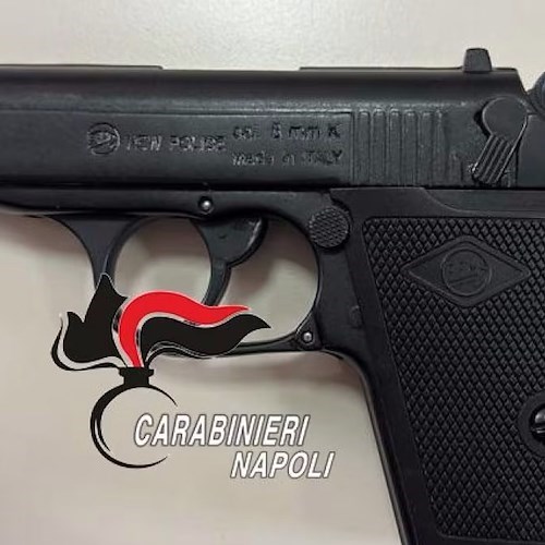Napoli, 14enne si presenta a scuola con una pistola: intervengono i carabinieri 