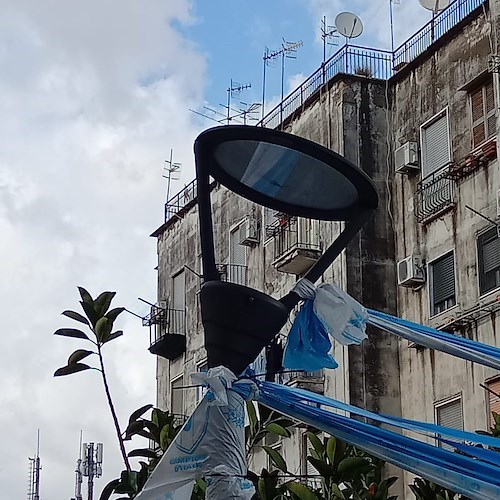 Napoli, addobbi scudetto causano incidenti: tubature dell’acqua rotte e camion intrappolati