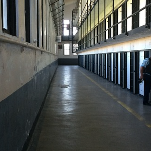 Napoli, agente di polizia penitenziaria si toglie la vita sparandosi con l'arma di ordinanza