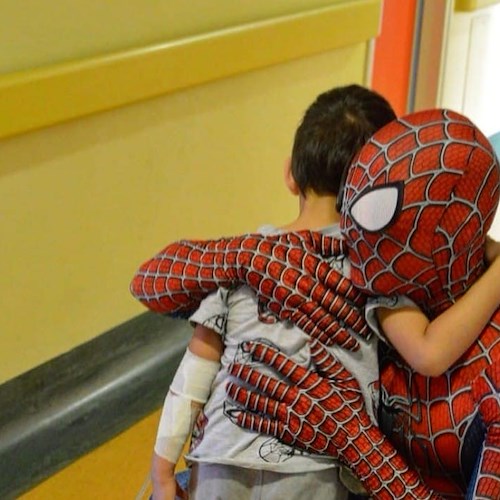 Mattia Villardita, lo Spiderman che visita i bambini in ospedale <br />&copy; Mattia Villardita