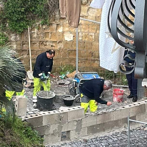 Napoli, ambulanza bloccata da strada murata: 67enne muore in attesa dei soccorsi 
